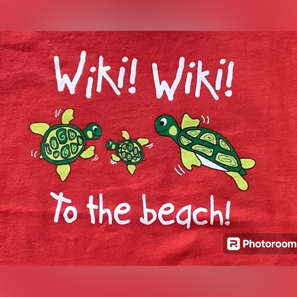 Wiki! Wiki! 🐢 🐢🐢 To the beach! With 3 turtles on red tee, size 2. 100% cotton